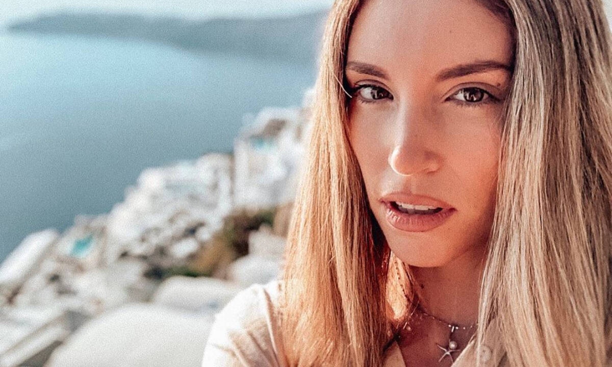 Η Αθηνά Οικονομάκου αυτοτρολάρεται και το Instagram «παίρνει φωτιά»