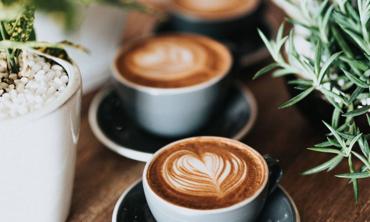 Πίνεις καφέ ή τσάι; Δες τι σημαίνει για την προσωπικότητά σου