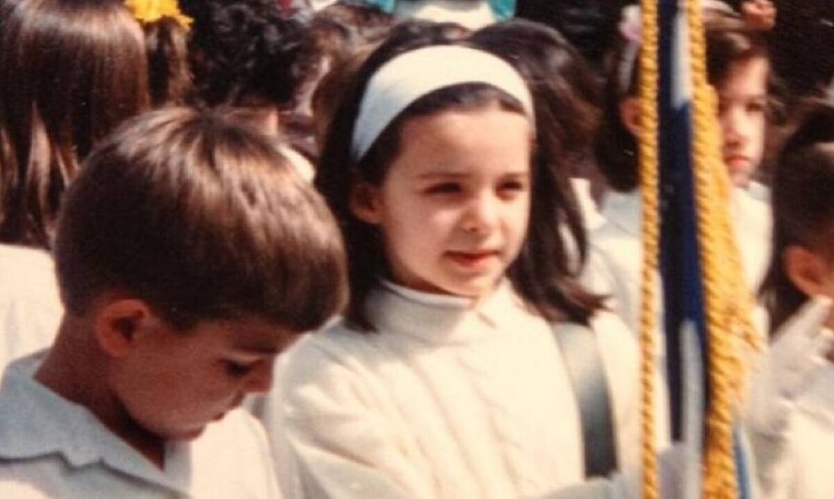 Το κοριτσάκι της φωτογραφίας είναι σήμερα πασίγνωστη Ελληνίδα παρουσιάστρια - Την αναγνωρίζετε;