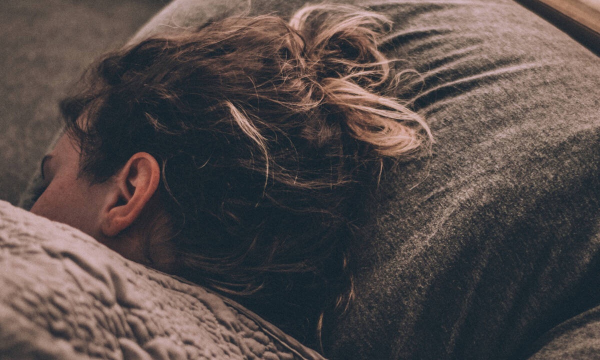 Παράλυση ύπνου: τι είναι και πώς αντιμετωπίζεται.