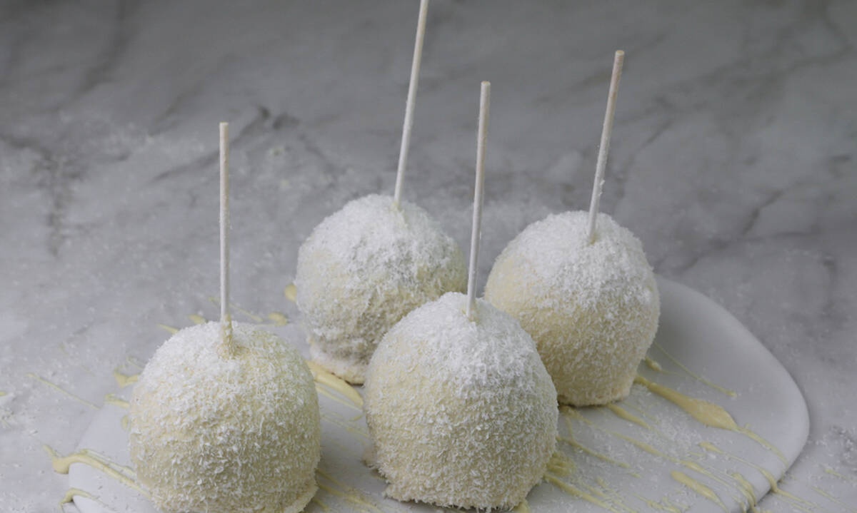 Μήλα με επικάλυψη σοκολάτας και καρύδας- Γλυκιά συνταγή από τον Τσούλη