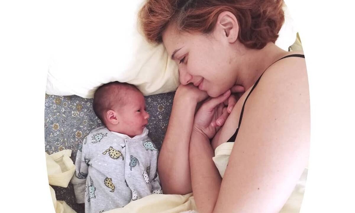 Υποκλινόμαστε! Μας δείχνει το μωρό της και συγκινεί!  (Photos)