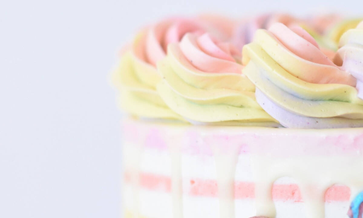 Φτιάξε το ωραιότερο rainbow cake με 3 απλά βήματα