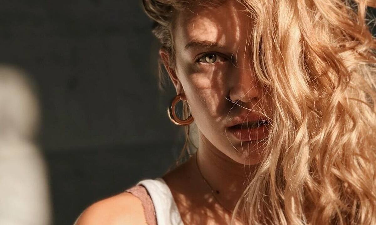 Η Κλέλια Ανδριολάτου ποζάρει με φουσκωμένη κοιλίτσα και μας ξαφνιάζει (Photos)