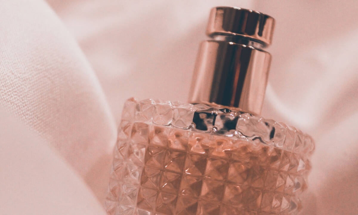 15+1 περίεργα μπουκάλια που φιλοξενούν τα αγαπημένα μας αρώματα