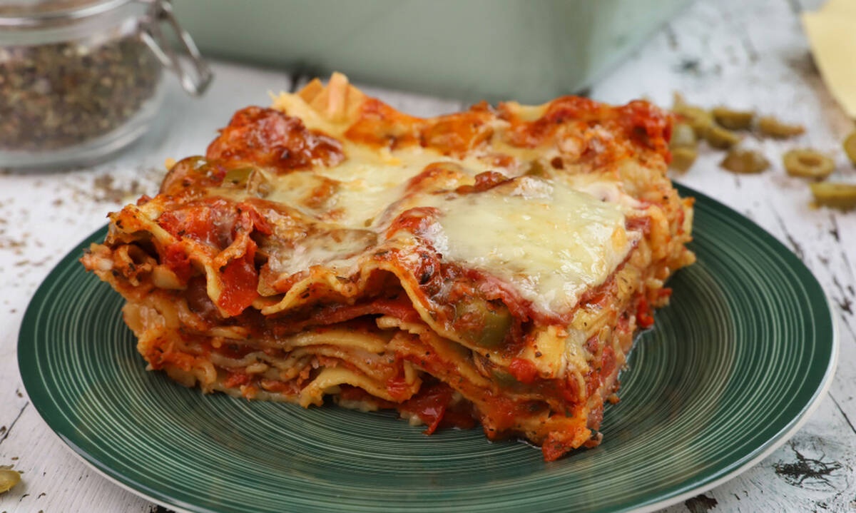 Λαζάνια με σάλτσα ντομάτας και ελιές από τον Γιώργο Τσούλη 