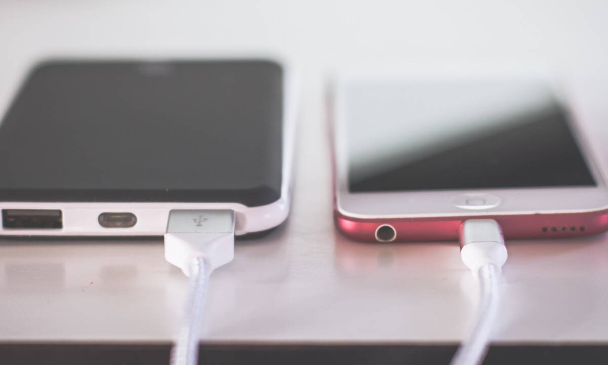 Γιατί δεν πρέπει να φορτίζεις το κινητό σου το βράδυ