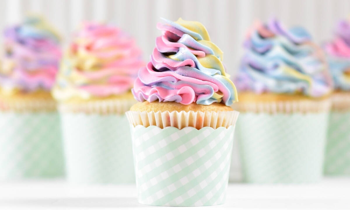 Χρωματιστά cupcakes και γλυκά που σου φτιάχνουν την ημέρα