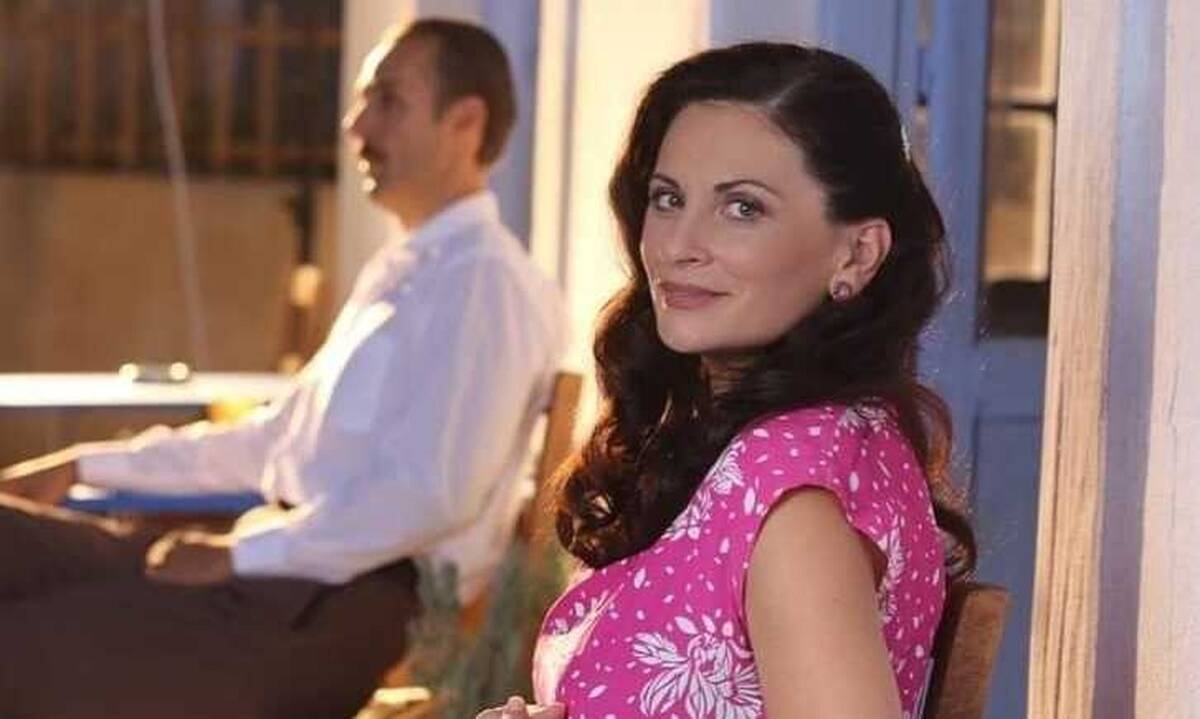 Άγριες Μέλισσες: Έχεις δει τη Βιολέτα με νεγκλιζέ και σατέν ρόμπα μέσα στο καφενείο; Ήρθε η ώρα