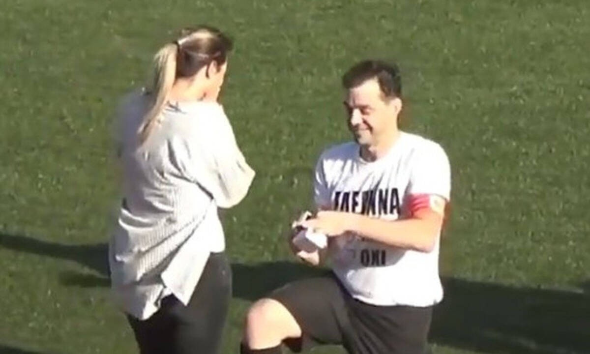 Απίστευτο! Διακοπή σε ματς για… πρόταση γάμου! (photos+video)