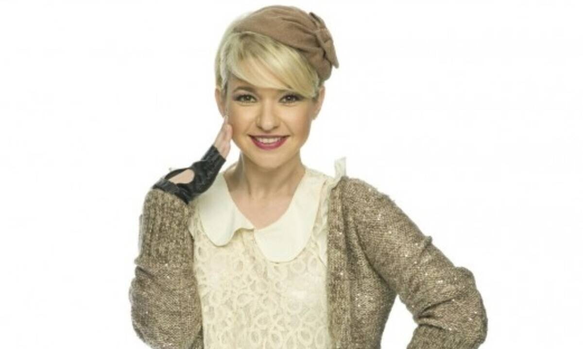 Πέτα τη φριτέζα: Αυτός είναι ο ηθοποιός που βοηθάει τη Λούνα να μιλάει ρωσικά (photos)