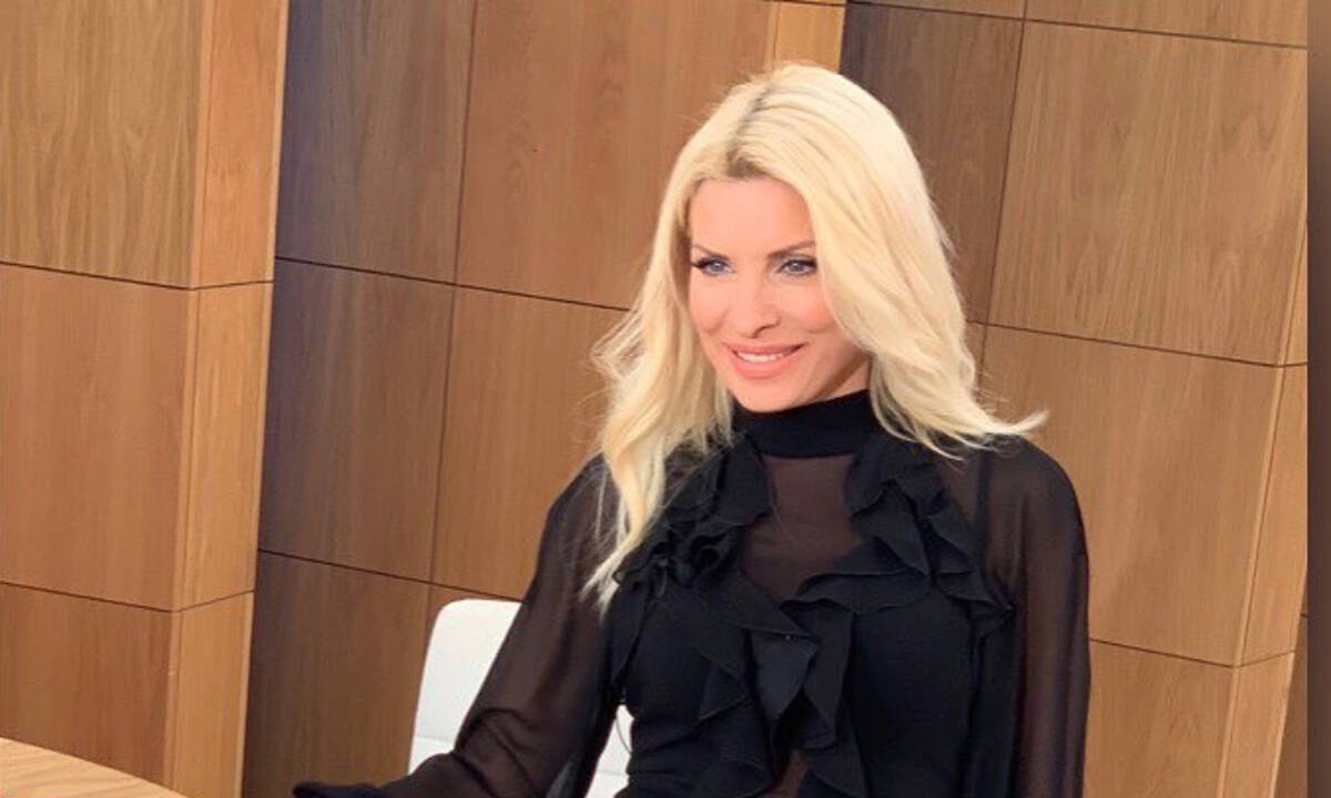 Η Ελένη Μενεγάκη φόρεσε το φόρεμα που ψάχνεις για τους γάμους του χειμώνα