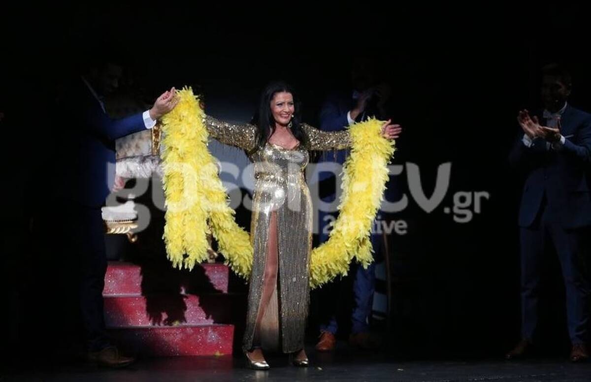 Θέατρο Αθηνά: Happy Birthday Ελλάς: Η Ζωζώ Σαπουντζάκη αποθεώνεται στο θεατρικό σανίδι!