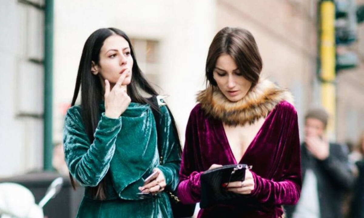 Οδηγός Αγοράς: 12 βελούδινα ρούχα και αξεσουάρ για πολυτελείς και κομψές εμφανίσεις