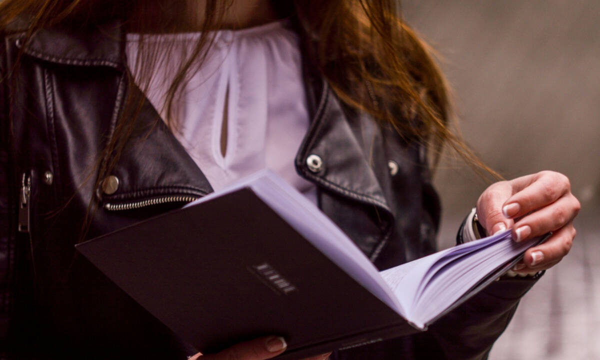 Έχει λερωθεί το δερμάτινο μπουφάν σου; Δες πώς θα το καθαρίσεις χωρίς να το πας καθαριστήριο