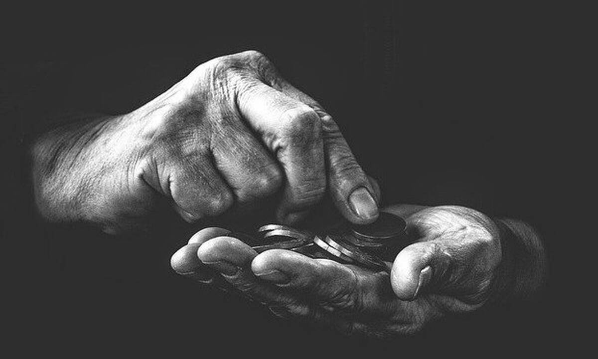 Μυστήριο: Άγνωστος πετά φακέλους με χαρτονομίσματα κάτω από πόρτες σπιτιών και καταστημάτων