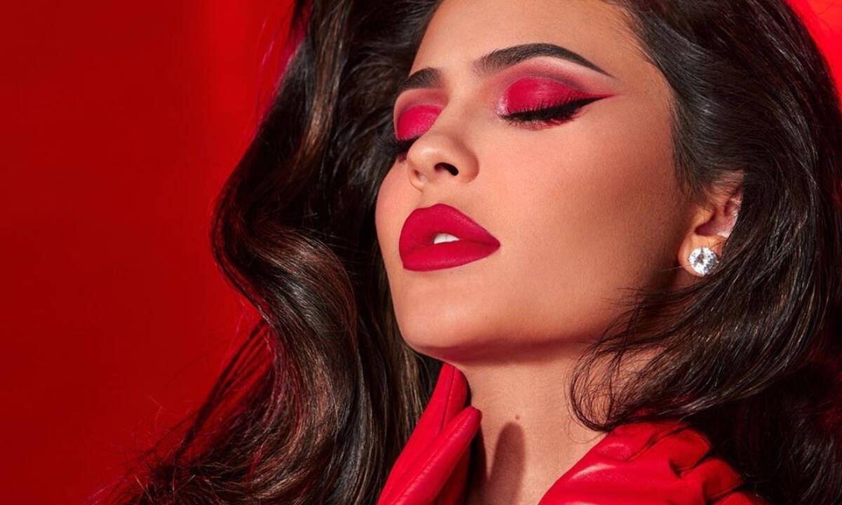Η Kylie Jenner κυκλοφόρησε τα χριστουγεννιάτικα Kylie Cosmetics και στα φέρνει δωρεάν σπίτι σου