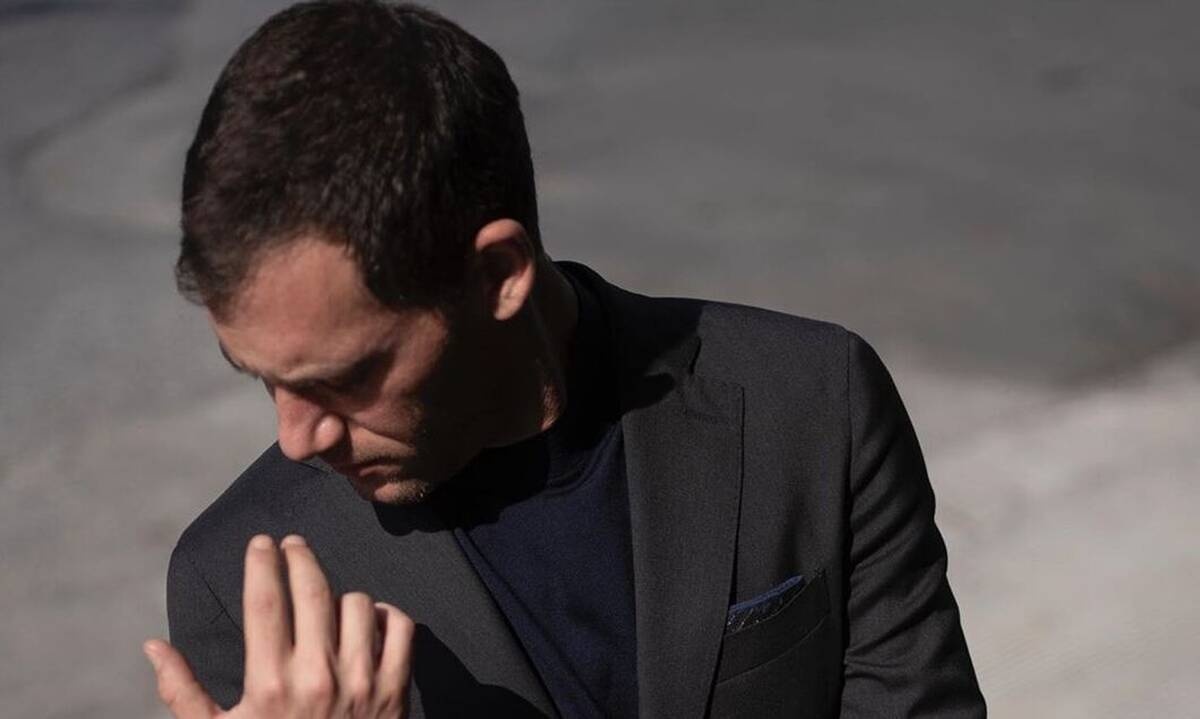 Αντίνοος Αλμπάνης: Στη νέα του φωτογραφία χαμογελά και το μήνυμά του συγκινεί (Photos)