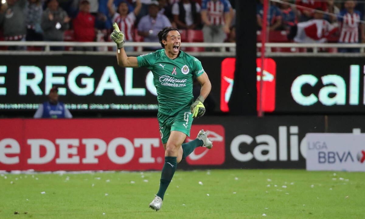 Απίστευτο γκολ τερματοφύλακα με βολέ από την περιοχή του!