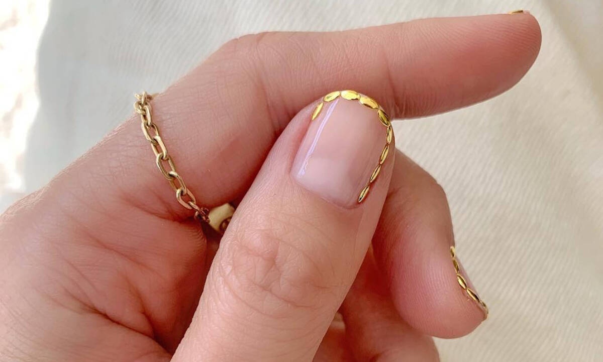 #FrenchMoon είναι η νέα, γιορτινή τάση στο γαλλικό μανικιούρ 