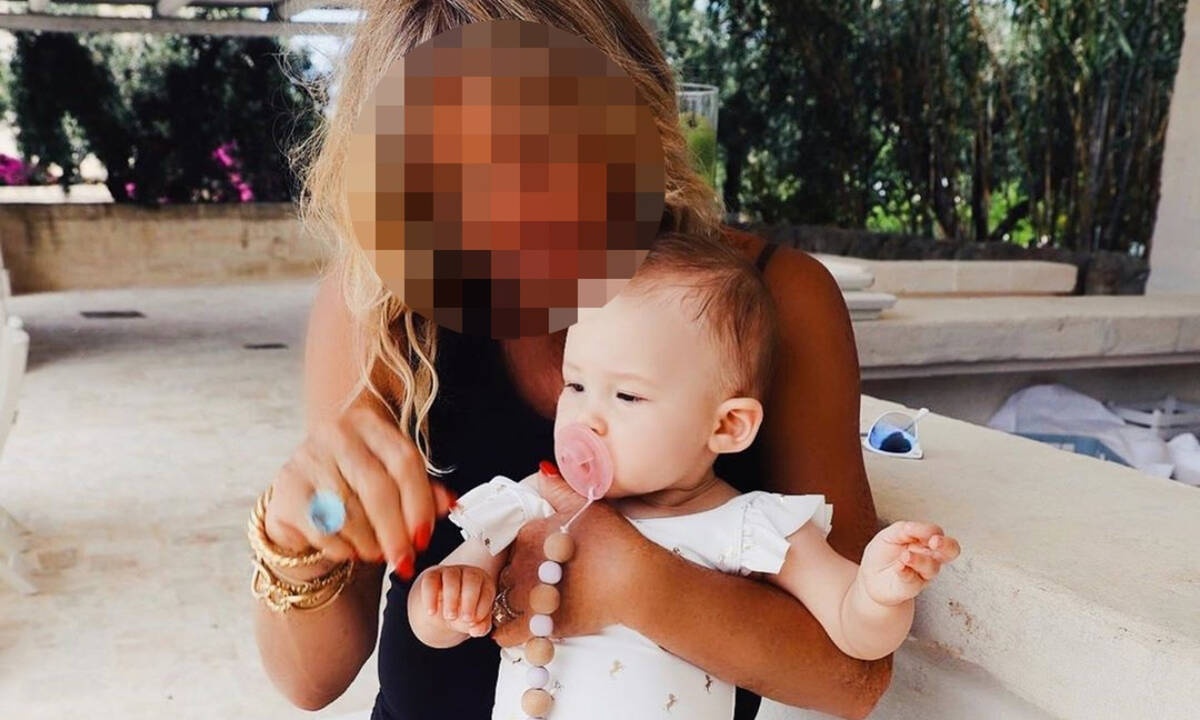 Πασίγνωστη 74χρονη ηθοποιός ποζάρει με την εγγονή της (pics)