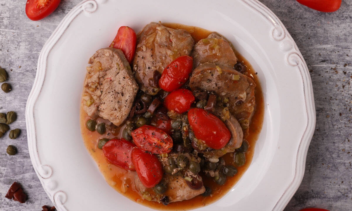 Χοιρινό με ελιές, κάπαρη και ντοματίνια - Συνταγή από τον Γιώργο Τσούλη 