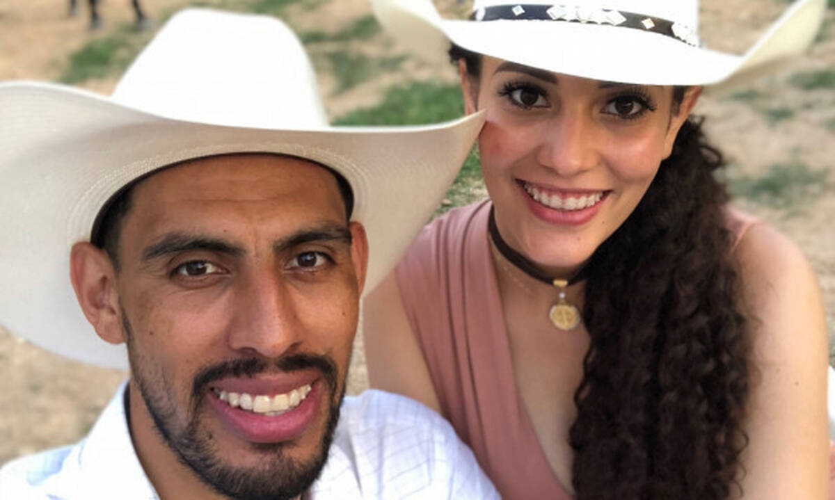 Έτοιμη για τα καλλιστεία Μις Υφήλιος η κουκλάρα σύζυγος του Αγιόν (pics)