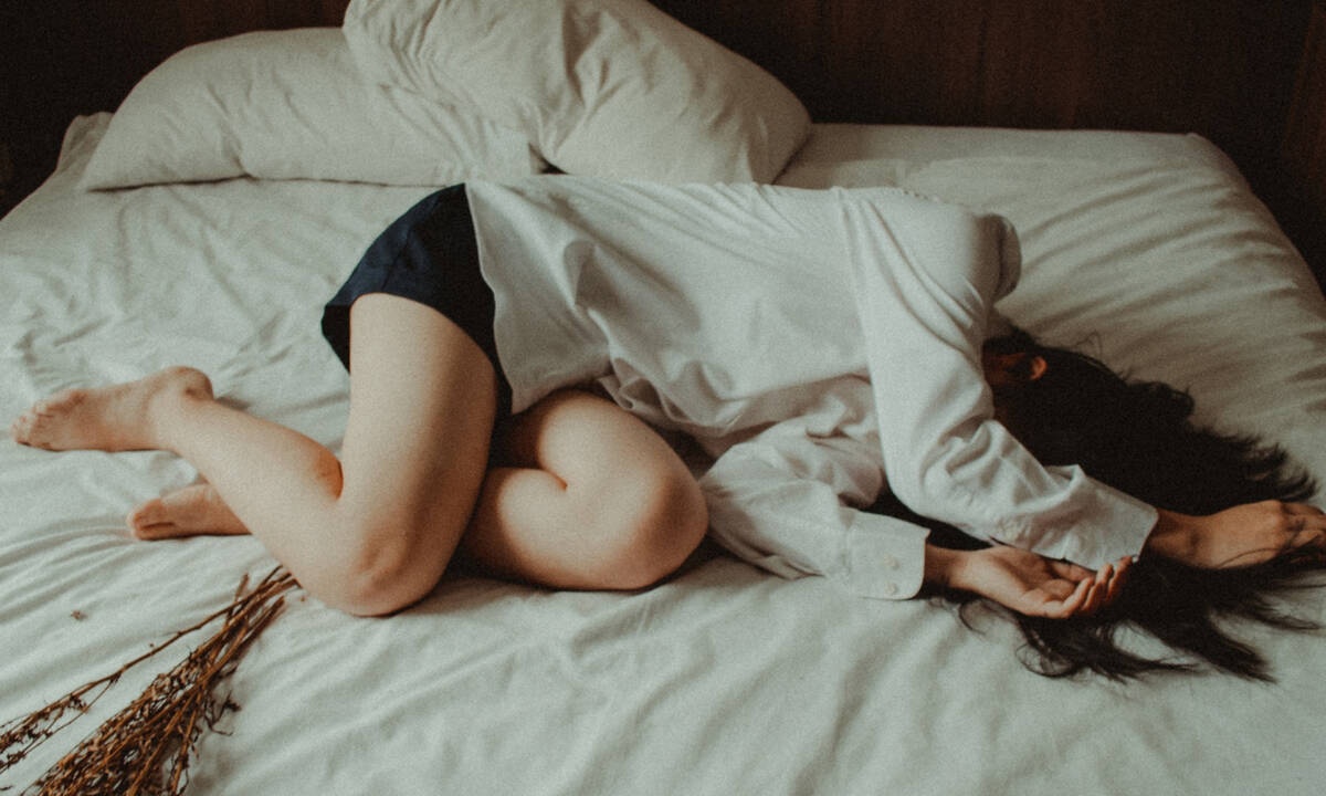 4 συνήθειες που επιδεινώνουν τους πόνους περιόδου