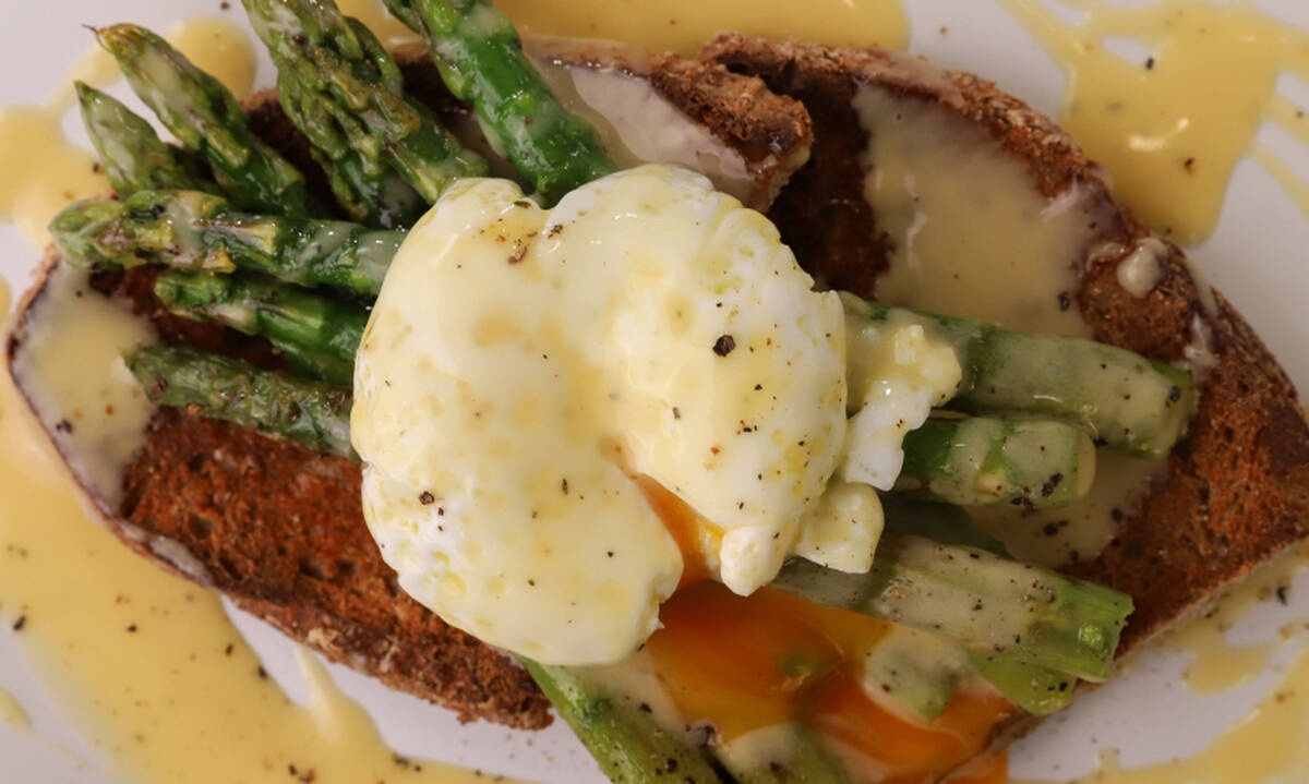 Σάλτσα βουτύρου με σπαράγγια και αυγό ποσέ