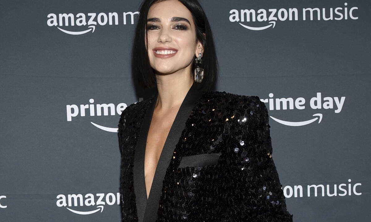 Η Dua Lipa έκανε (πάλι) μια ανατρεπτική αλλαγή στα μαλλιά της