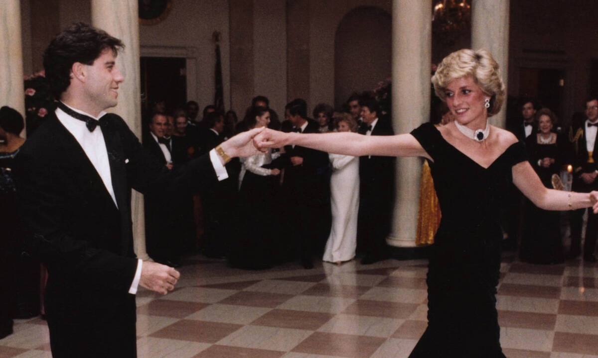 Δες ποιος αγόρασε το «φόρεμα Τραβόλτα» της πριγκίπισσας Νταϊάνα 