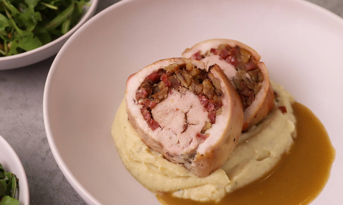 Γεμιστό στήθος γαλοπούλας με κάστανα και σταφίδες