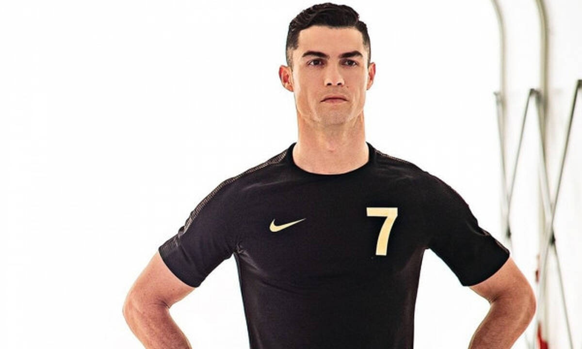 Απαράδεκτος ο Κριστιάνο: Πήγε να χτυπήσει φίλαθλο που τον άρπαξε για μια selfie (vid&pics)