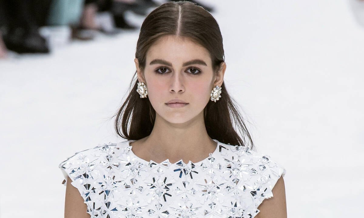 Τα ωραιότερα glam tops για να εντυπωσιάσεις αυτά τα Χριστούγεννα