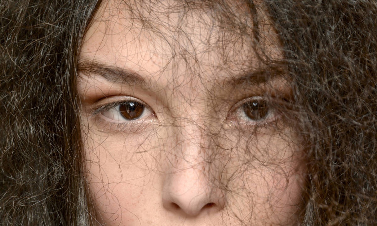 Φριζάρισμα ή στατικός ηλεκτρισμός; Τι συμβαίνει στα μαλλιά σου;