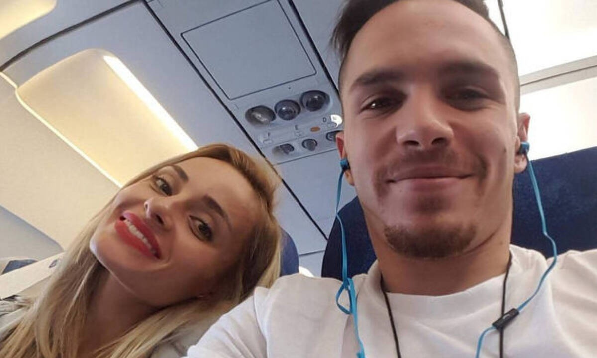 Λευτέρης Πετρούνιας: Βόλτα με την δύο μηνών κορούλα του στην πλατεία Συντάγματος (pics)