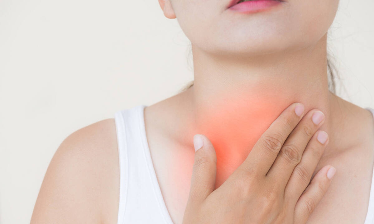 Φυσικές λύσεις για να αντιμετωπίσετε τον πονόλαιμο (βίντεο)