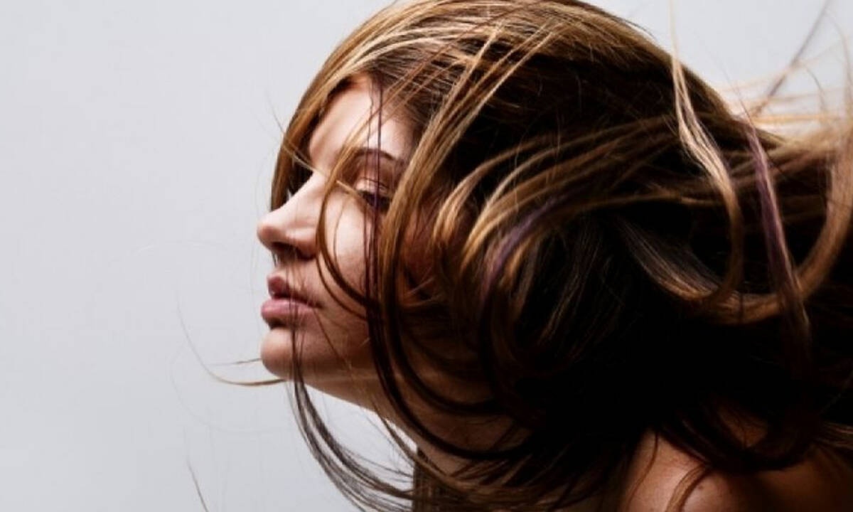 Λιπαρά μαλλιά: Η απλή λύση που δεν σας περνά από το μυαλό