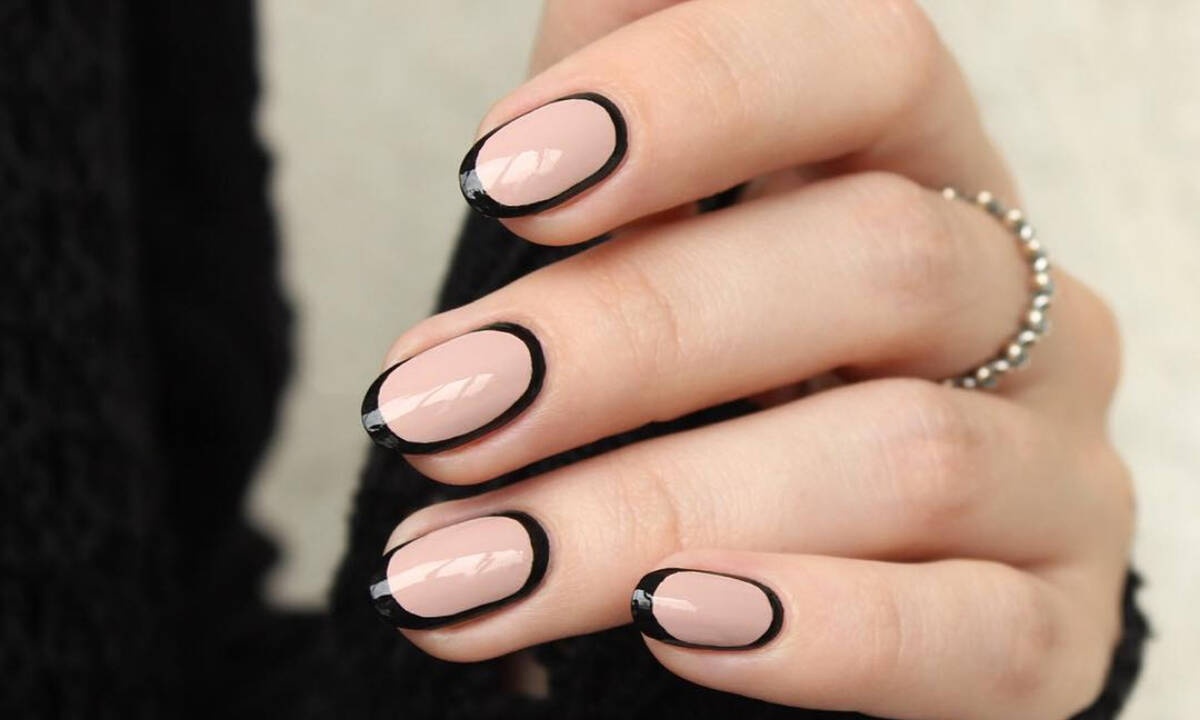 Αυτά τα nail art μπορεί να είναι μαύρα αλλά είναι super γιορτινά!