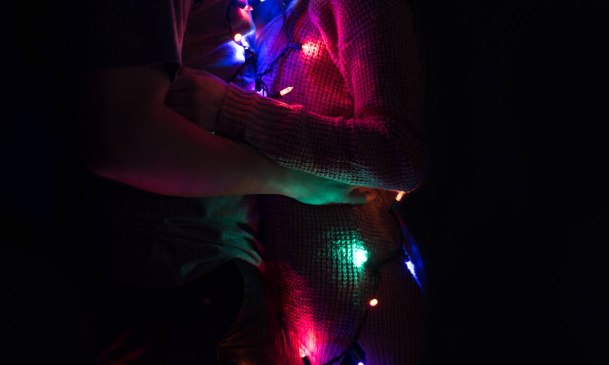 4 tips για το πιο σέξι χριστουγεννιάτικο βράδυ με τον καλό σου