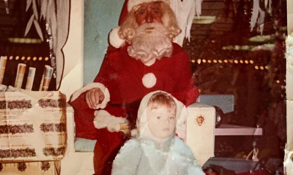 Το κοριτσάκι που ποζάρει με τον Άγιο Βασίλη είναι σήμερα πασίγνωστη Ελληνίδα ηθοποιός! (Photos)