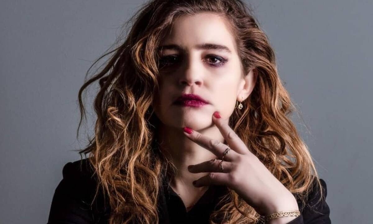 Άγριες Μέλισσες: Αν δεν έχεις ακούσει τη Λενιώ να τραγουδά… χάνεις! (Video)