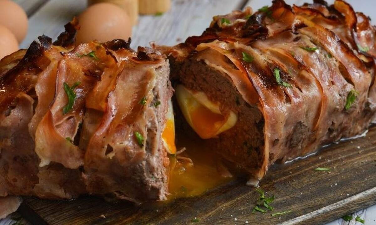 Ρολό κιμά με αυγό, τυλιχτό με μπέικον