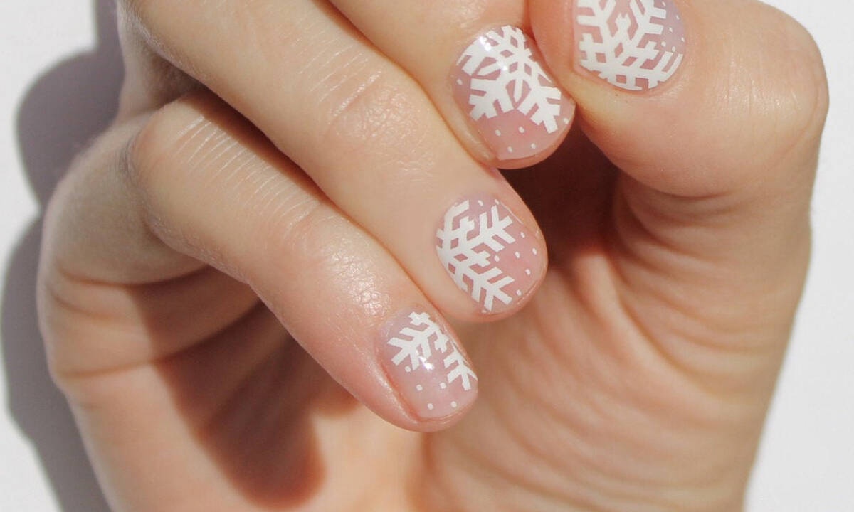 #SnowflakeNails: Ιδέες για μανικιούρ εμπνευσμένα από τα χιόνια