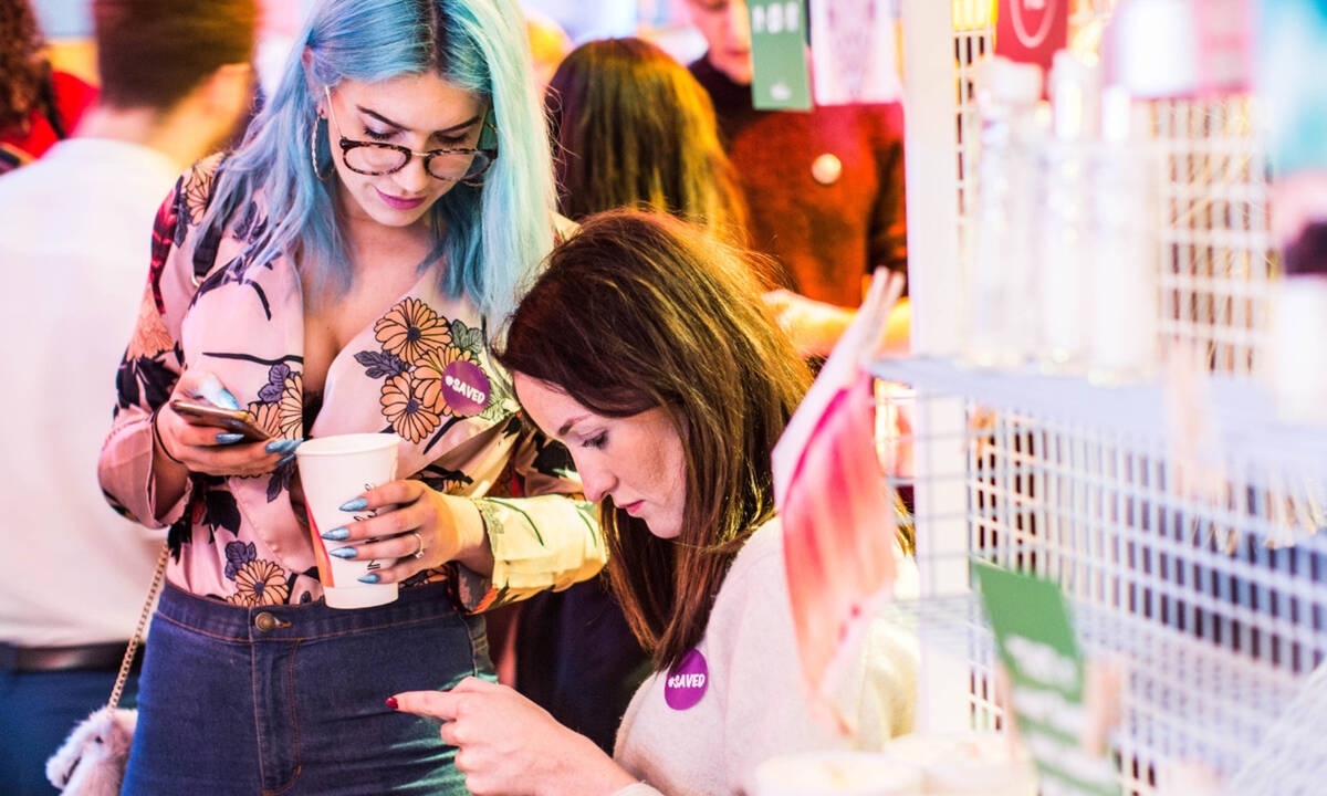 Σε έχουν κουράσει τα μηνύματα στις ομαδικές συνομιλίες; Έτσι θα «βγεις» χωρίς να σε καταλάβει κανείς