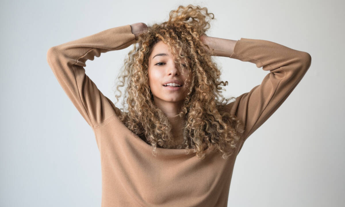 8 «έξυπνα» χτενίσματα για ατίθασα σγουρά μαλλιά