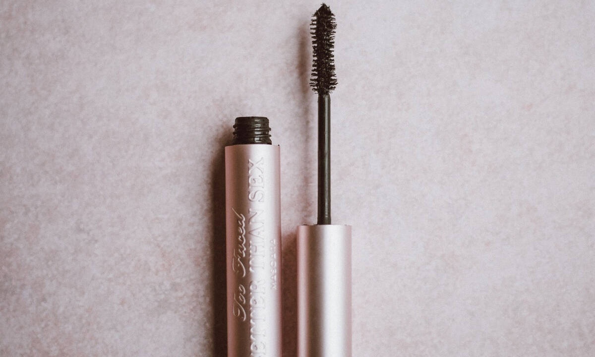 12+1 μαύρες mascara για να αποκτήσεις ακαταμάχητο βλέμμα