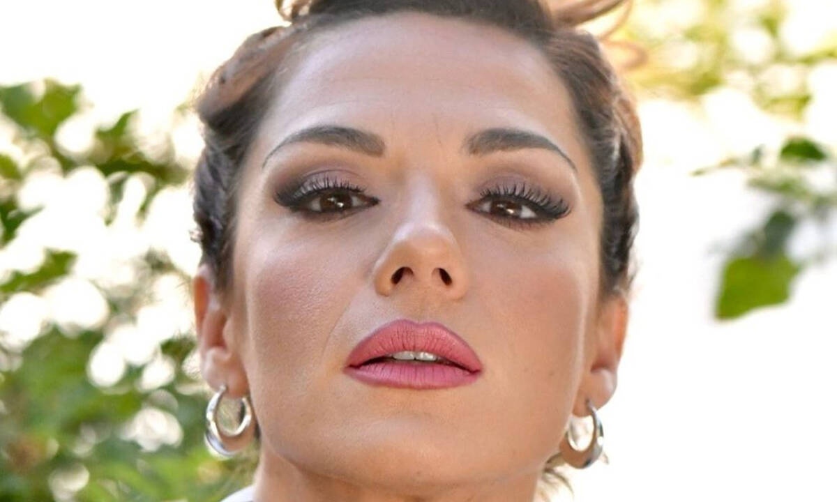 5 σκιές για να αντιγράψεις το υπέροχο frosted μακιγιάζ της Βάσως Λασκαράκη!