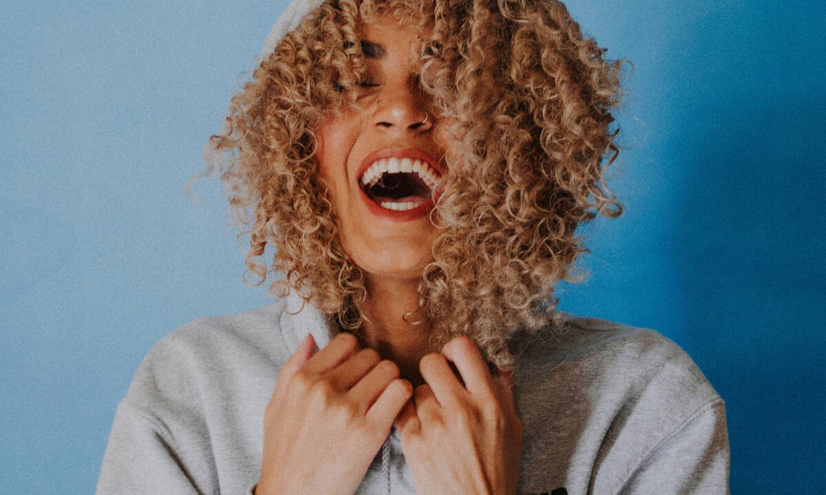 Έτσι θα προστατεύσεις τις μπούκλες σου για να μη φριζάρουν ποτέ ξανά