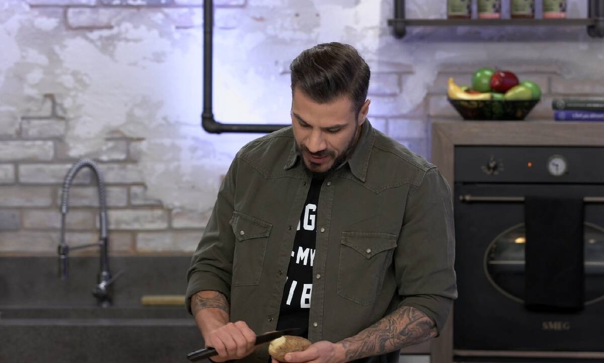 Kitchen Lab: Ο Άκης μπαίνει στην κουζίνα και ετοιμάζει ένα υπέροχο μενού